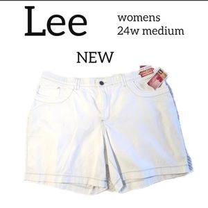 LEE WOMENS SHORTS SIZE 24W MEDIUM OFF WHITE COLOR NEW WITH TAGS COMFORT WAIST